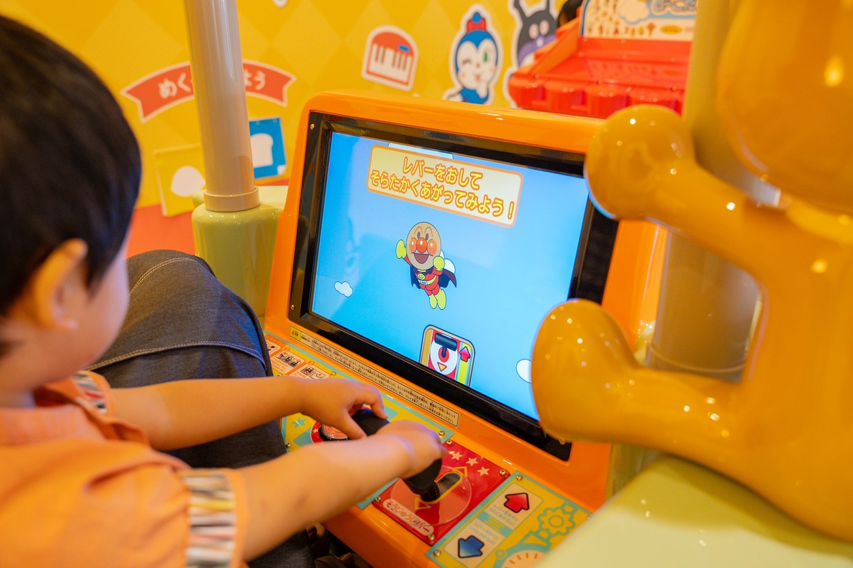 子どもがレバーを操作して遊んでいる様子