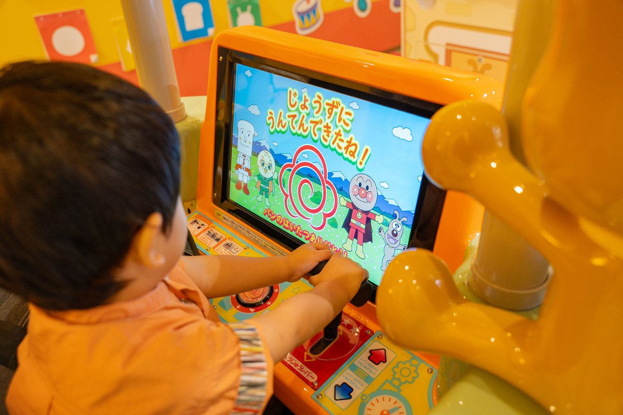 ゲーム画面を見ながらレバーを動かしている様子