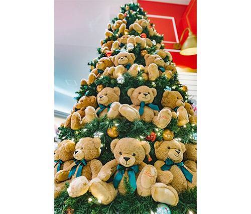 くまのぬいぐるみが飾られたクリスマスツリーが 今年も横浜店・博多店に登場！ 