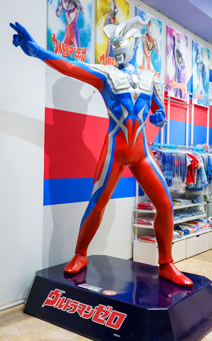 ウルトラマンゼロ 立像